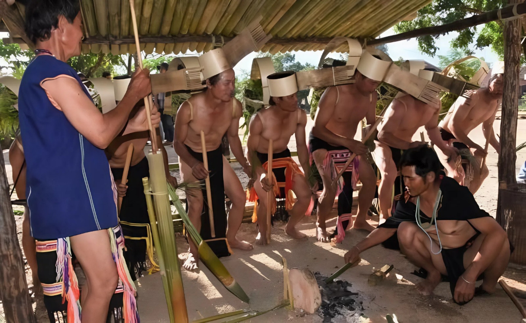 Nghi lễ ăn than độc đáo của người Gié Triêng ngày Tết
