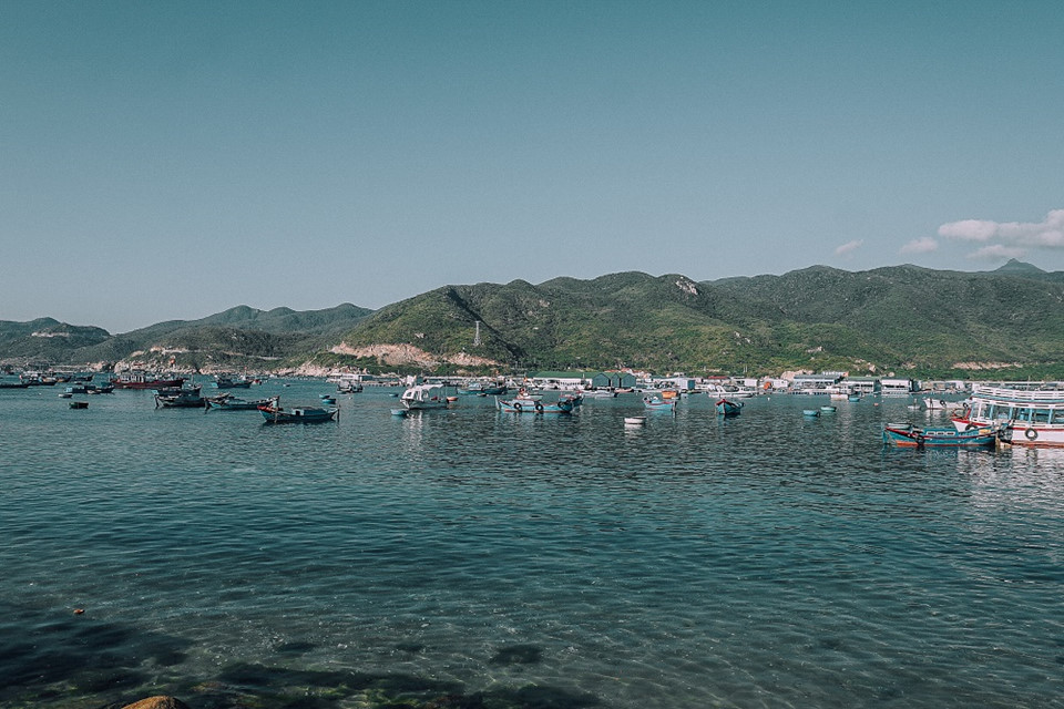 Ngư dân nuôi tôm hùm khi du lịch đảo Bình Hưng