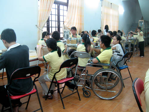 Tranh cát do bạn trẻ khuyết tật làm tại Phan Thiết