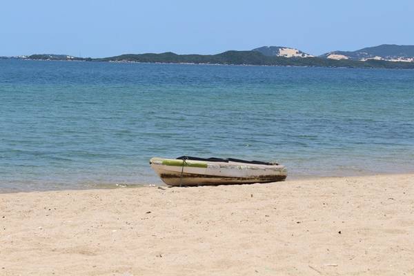 Hoạt động chèo thuyền kayak thư giãn trên mặt biển êm đềm