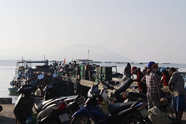 Hiện nay, vẫn có một số công ty tổ chức tour đi thuyền dạo quanh Vân Phong, tuy nhiên để tận hưởng được hoàn toàn vẻ đẹp hoang sơ của những đảo nhỏ nơi đây theo cách của chính mình, bạn hãy thuê một chiếc ghe của ngư dân rồi xuất phát tại bến đò Vạn Giã, Vạn Ninh. Buổi sáng là lúc họp chợ nên bến đò khá đông, lúc lên ghe, bạn phải đi đứng cẩn thận tránh xảy ra điều đáng tiếc.