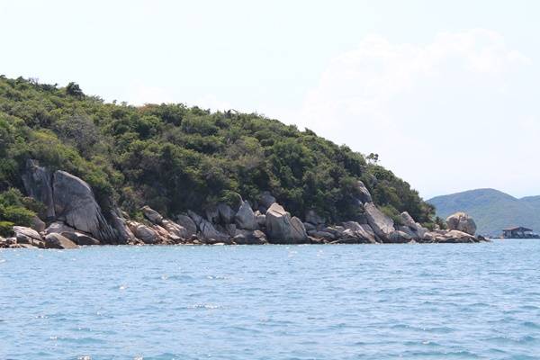 Một hòn đảo nhỏ không người ở, tại đây, những rặn san hô vẫn còn rất đẹp. Bạn hoàn toàn có thể lặn biển ngắm san hô thỏa thích, tuy nhiên nên cẩn trọng và nhờ lái tàu hướng dẫn để tránh làm hư hại san hô.