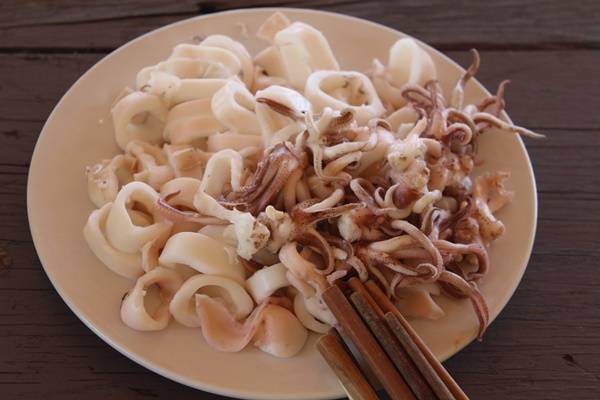 Hải sản rất tươi nên không cần chế biến cầu kỳ, chỉ cần hấp là có thể "chén" ngon lành.