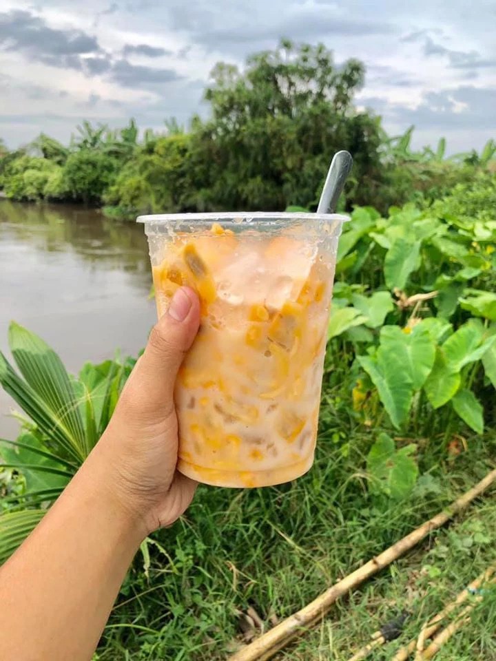 Trái bình bát chín trên tay trẻ em