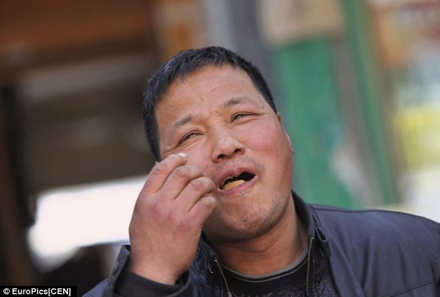 Người dân ăn món trứng đồng nam