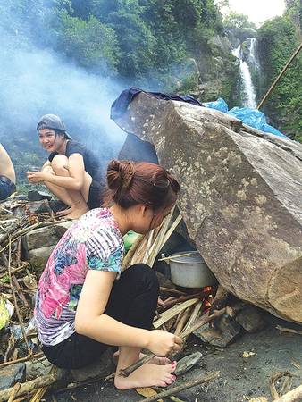 Nhóm lửa chế biến thức ăn khi trekking Giếng Trời Đà Nẵng