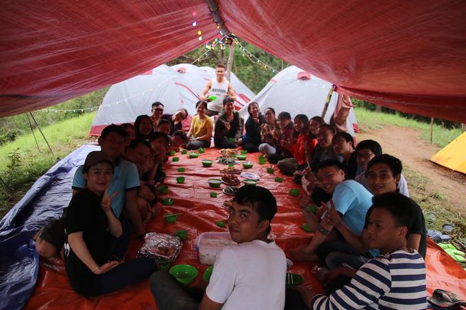 Lều ngủ chung khi trekking Tà Năng