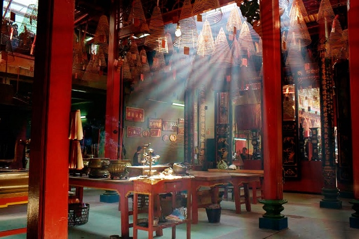 Bước vào cổng Chùa Bà Thiên Hậu - địa điểm hoài cổ Sài Gòn với ánh sáng vàng đỏ và tượng bà Thiên Hậu