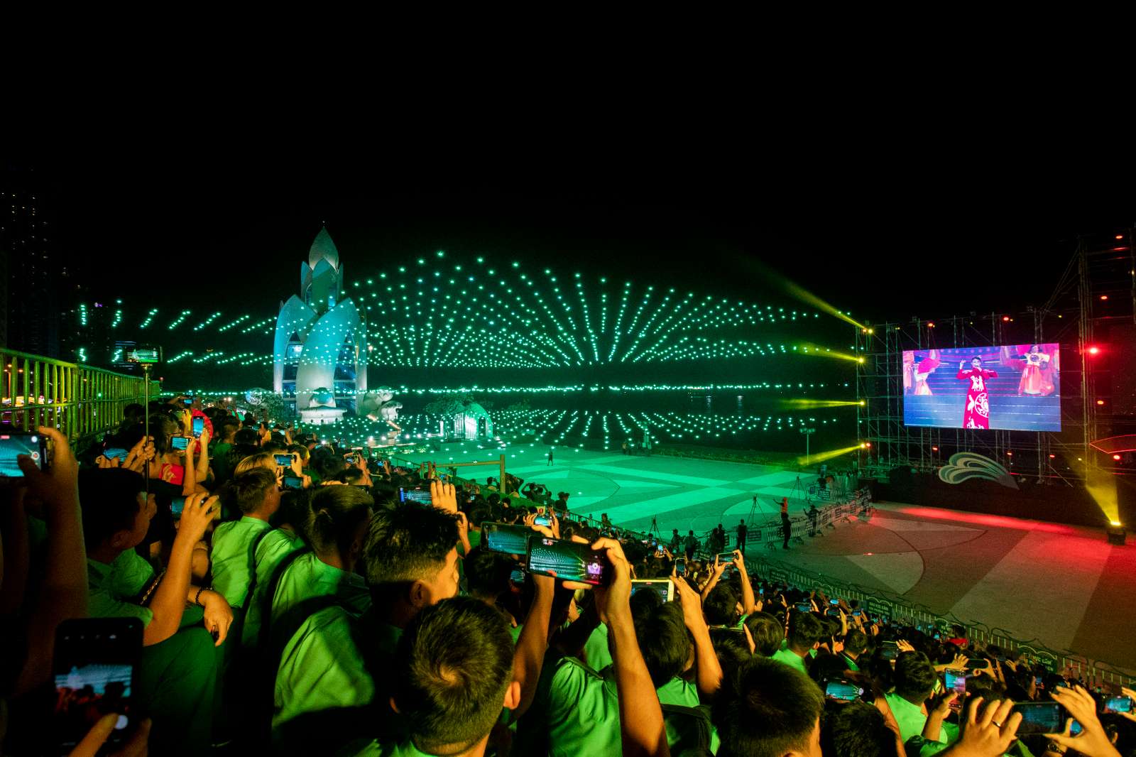 trinh-dien-drone-light-ivivu trình diễn drone light