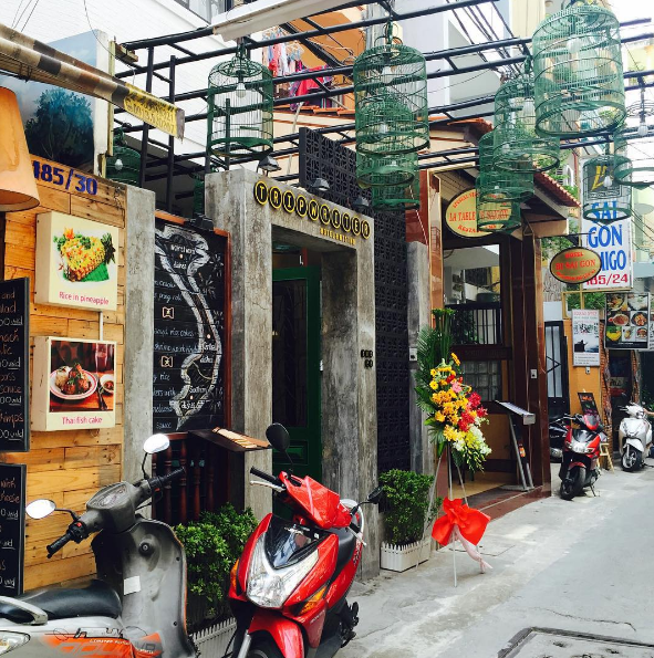 Tripwriter Hotel & Bistro gây ấn tượng với du khách nhờ lối vào được trang trí bằng cách cổng xi măng màu trắng với cửa màu xanh , mang chút gì đó cổ xưa. Ảnh: camilleenca