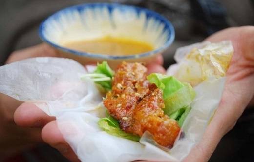 Bánh ướt cuốn thịt nướng ven sông Hoài