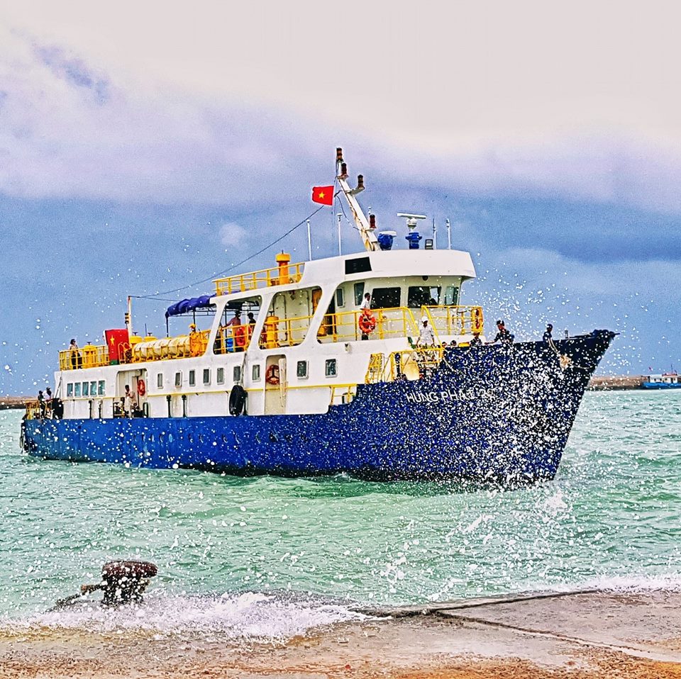 Tàu cao tốc Hưng Phát đưa du khách đi du lịch đảo Phú Quý