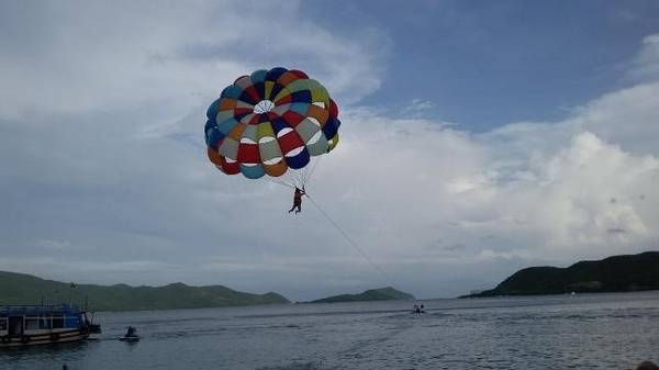 Cảnh hoàng hôn bình yên trên vịnh trong chuyến du lịch Nha Trang
