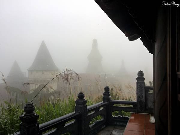 View ngắm mây trời và Làng Pháp từ Trú Vũ Trà Quán Bà Nà Hills