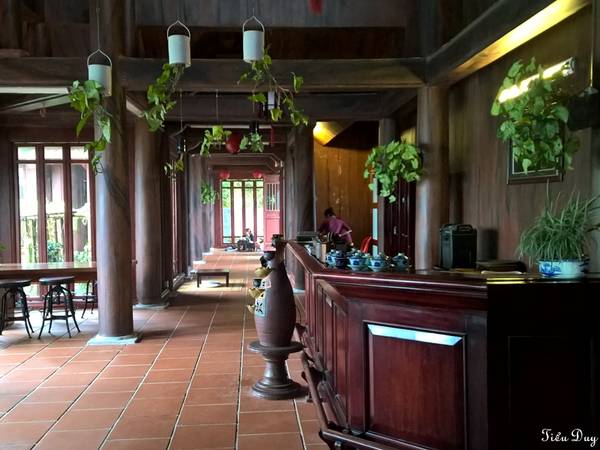 Bên trong Trú Vũ Trà Quán được bài trí theo phong cách thiền tối giản
