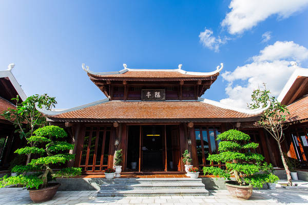 Nơi này có diện tích 350m2, bao gồm 3 khối nhà, được xây theo lối kiến trúc truyền thống của miền Bắc Việt Nam, mang đến cho bạn không gian tâm linh tĩnh lặng và thoải mái. 