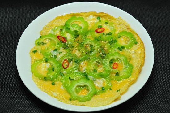Trình bày món trứng chiên khổ qua