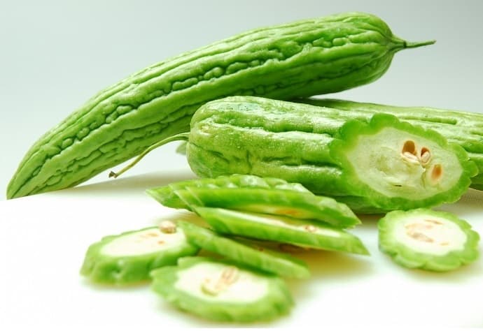 Sơ chế khổ qua và trứng