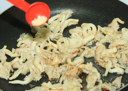 Xào nấm bào ngư với gia vị cho trứng chiên nấm bào ngư