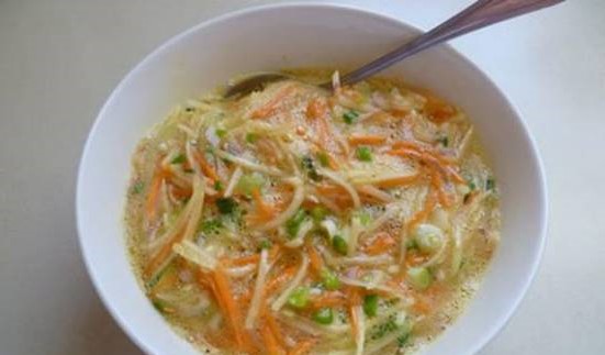 Trộn nguyên liệu trước khi chiên trứng chiên rau củ