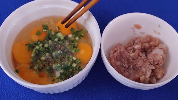 Sơ chế nguyên liệu cho món trứng chiên thịt băm