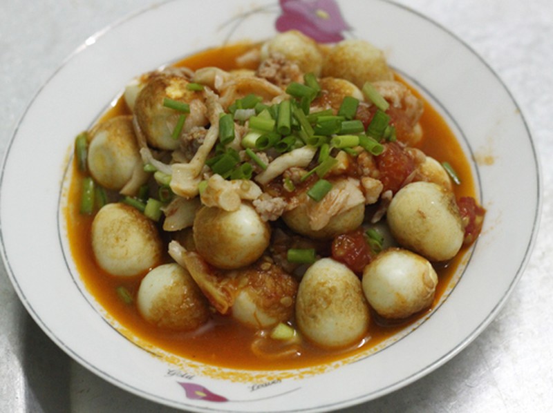 Nguyên liệu trứng cút om nấm gồm nấm đùi gà và cà chua
