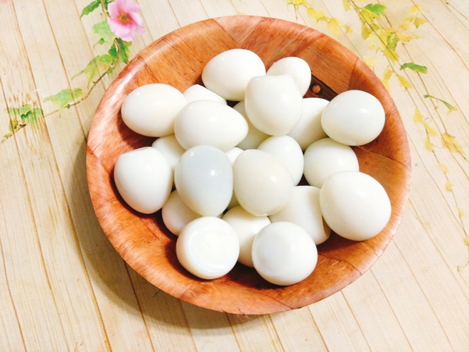 Sơ chế trứng cút rim mặn