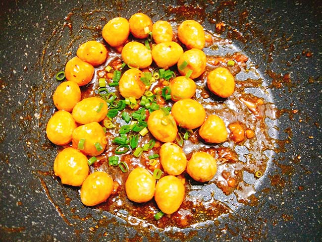 Cách rim trứng cút sốt chua ngọt