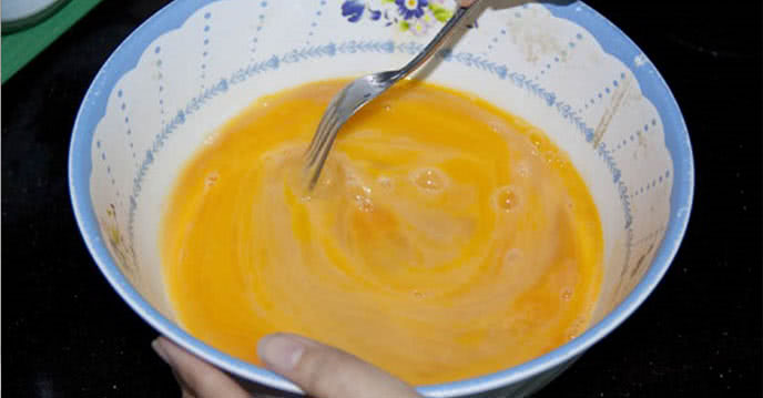 Đánh trứng trộn nấm rơm