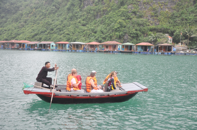 Du khách đi thuyền tham quan Cửa Vạn. Ảnh: Báo Quảng Ninh.