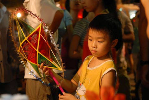 Trẻ em trải nghiệm hoạt động làm đồ chơi tại địa điểm vui chơi Trung thu ở Hà Nội