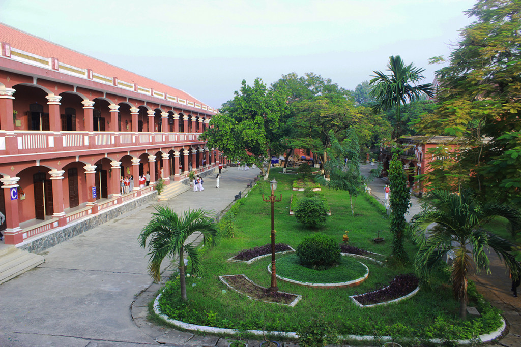Khuôn viên xanh mát bên trong trường Quốc học Huế