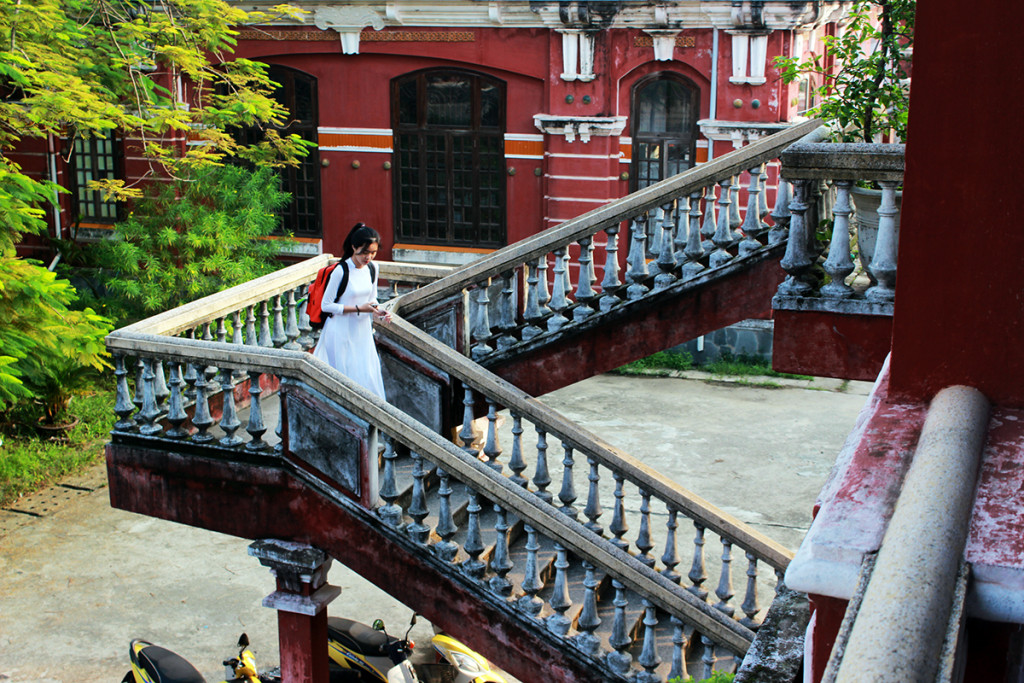 Góc cầu thang rêu phong. Ảnh: VnExpress.