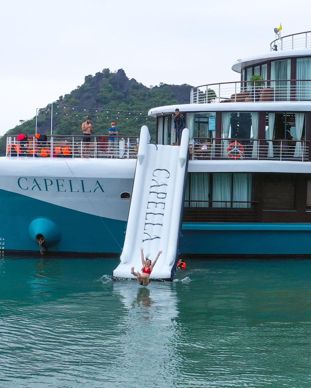 Cầu trượt nước Du thuyền Capella Hạ Long