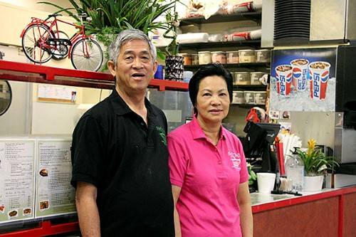 Ông Rang và bà Huyền đầu bếp tại tiệm phở Việt Mỹ