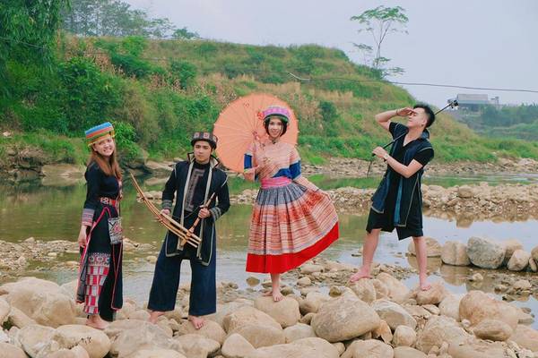 Chụp ảnh tại cầu mây Sapa