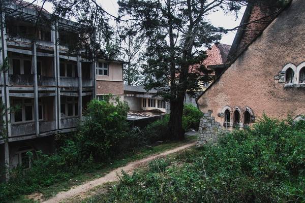Cửa sổ Gothic của tu viện bỏ hoang tại Đà Lạt