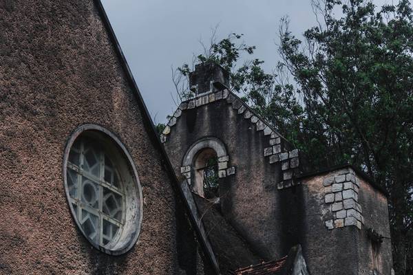 Tu viện bỏ hoang với mái ngói phủ rêu và hành lang u tối