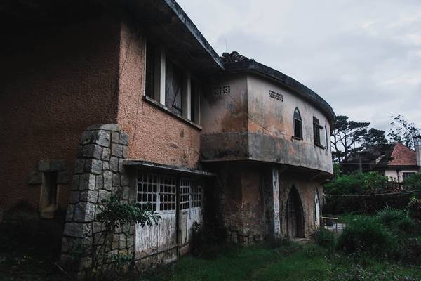 Kể từ khi nhà nguyện đóng cửa, nơi đây trở nên u tối. Người Đà Lạt truyền tai nhau về câu chuyện bi thảm của một cô gái trẻ trong trang phục cô dâu đã kết thúc cuộc đời mình tại đây. Từ đó người ta càng ít lui tới.