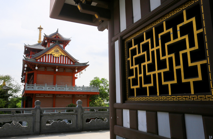 Tu viện Khánh An nhà tăng màu đỏ