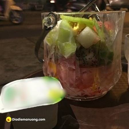 Trái cây xô món ăn tân binh Sài Gòn với siro topping đa dạng