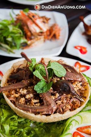 Cơm chiên bồ câu món ăn tân binh Sài Gòn