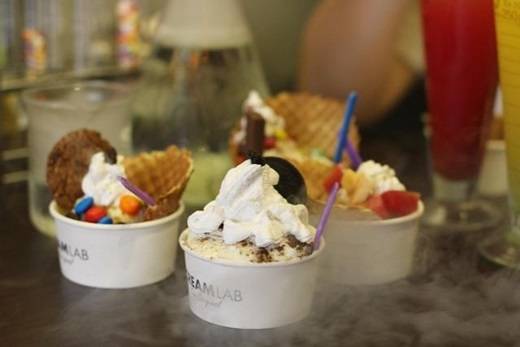 Kem ni-tơ Sài Gòn mịn xốp với nhiều hương vị topping