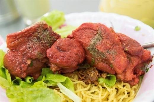 Mì giò heo đỏ Sài Gòn - nước lèo ngọt tự nhiên