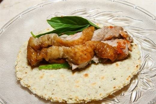 Cháo vịt, gỏi vịt là chuyện thường, bánh tacos thịt vịt mới là món ăn đáng chú ý. Lớp vỏ bánh tacos được chế biến từ đậu nên khi ăn, bạn sẽ cảm nhận được vị bùi bùi, ngoài ra còn có thịt vịt nướng thật mềm và tỏa ra hương thơm nhè nhẹ của lá mắc mật cùng vị đặc trưng đến từ các loại sốt. (Ảnh: Internet)