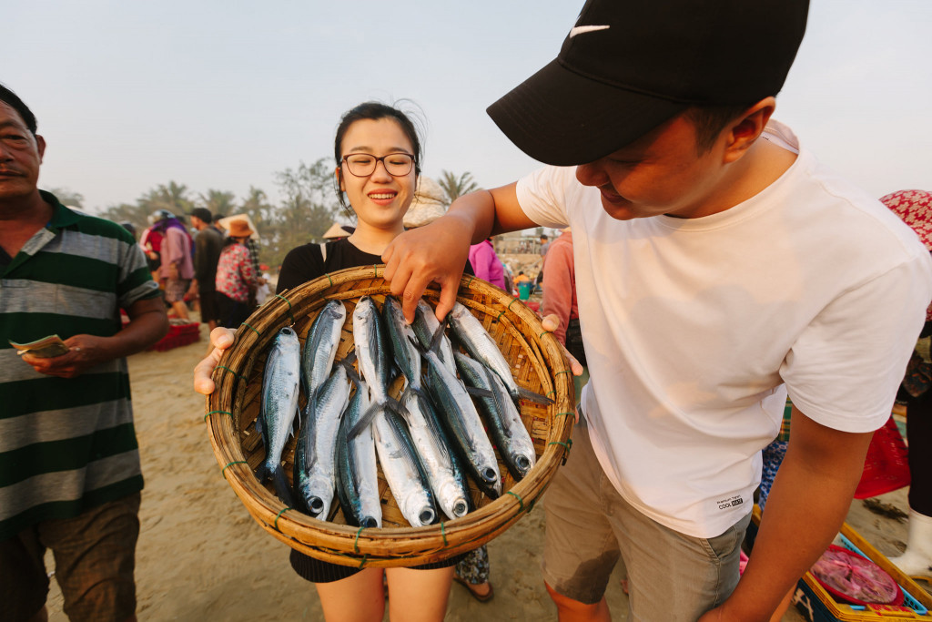 Mua hải sản ở chợ Tam Tiến. Ảnh: TUI BLUE Nam Hội An.