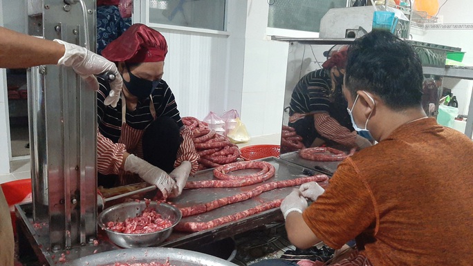 Công đoạn dồn thịt bò vào ruột để làm tung lò mò An Giang