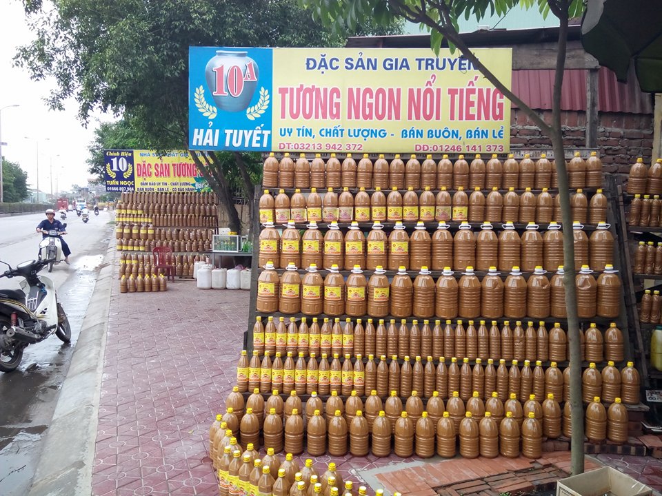 Những sạp tương bần bày bán ngoài quốc lộ. Ảnh: dangcongsan.vn