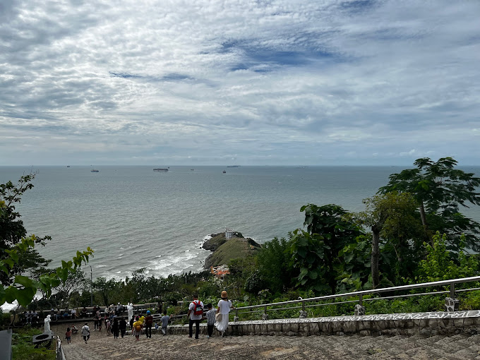 Bậc thang leo lên tượng. Ảnh: Lucas Nguyen.