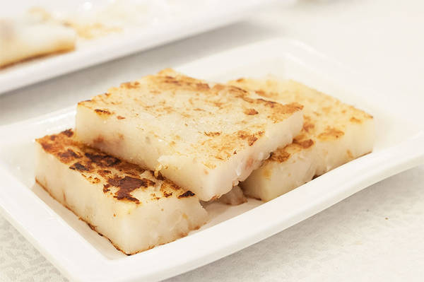 Bánh củ cải chiên giòn rụm bên ngoài
